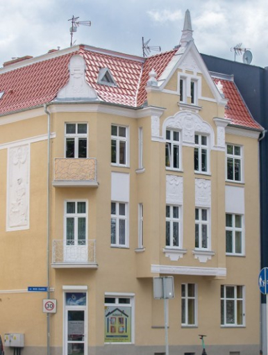 Zdjęcie przedstawia budynek mieszkalny- laureata I miejsaca w konkursie na najładniejszą Słupska elewację