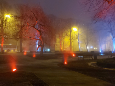 Na zdjeciu widzimy Park Sienkiewicza nocą - oświetlony w kolorach bieli i czerwieni