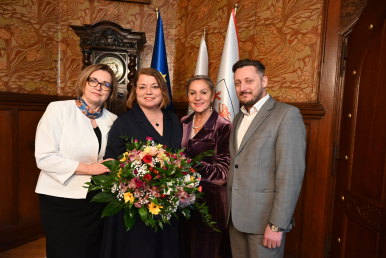Wiceprezydent Chrzanowska, Mirosława Nowak trzymająca kwiaty, Prezydentka Danilecka-Wojewódzka oraz Sekretarz Czuczak