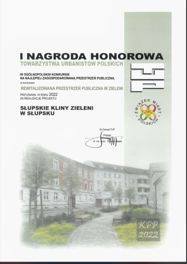 Widzimy dyplom z napisem I nagroda honorowa Towarzystwa Urbanistwów Polskich w ogólnopolskim konkursie na najlepiej  zagospodarowaną przestrzeń publiczną w kategorii Rewitalizowana Przestrzeń Publiczna w Zieleni przyznana w roku 2022 za realizację projektu SŁUPSKIE KLINY ZIELENI. Grafika na dyplomie - kamienice, zieleń, ławki i ścieżka