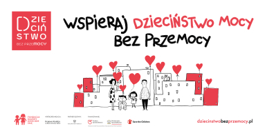 Na zdjęciu rodzina na tle budynków z balonami w kształcie serca