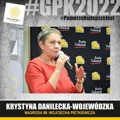 Prezydentka Słupska Krystyna Danilecka-Wojewódzka z mikrofonem.