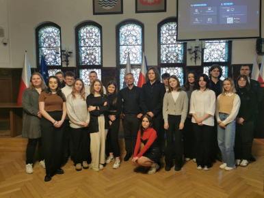 Wspólna fotografia Radnych Młodzieżowej Rady Miasta Słupska V kadencji z opiekunem Maciejem Maraszkiewiczem.