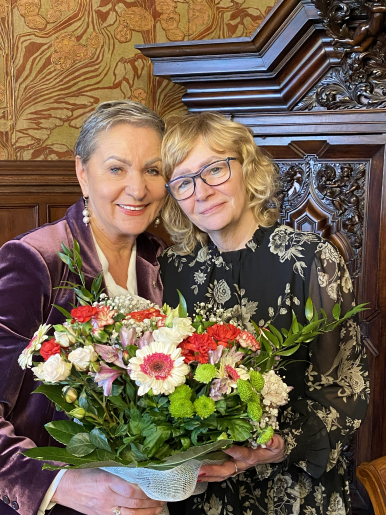 Pani Prezydent z Panią Staniuk trzymają bukiet kwiatów