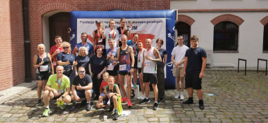 Uczestnicy Biegu na Wieżę na wspólnym zdjęciu na dziedzińcu słupskiego ratusza.