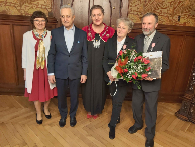 Na zdjęciu widzimy Prezydentkę Miasta, Jubilatów i ich bliskich