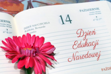 Kartka z kalendarza z napisem 14 Dzień Edukacji Narodowej a na środku różowy kwiatek