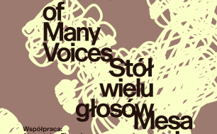 Plakat wydarzenia "Stół wielu głosów". Kolorystyka brązowo-żółta. Informacje o terminie wydarzenia oraz osób biorących udział - informacje zawarte w treści opisu.