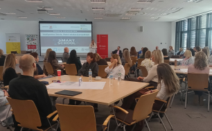 Prezydent Miasta Słupska Krystyna Danilecka-Wojewódzka przemawiająca do uczestników debaty.