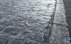 Obraz przedstawia oblodzoną drogę