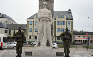Pomnik Żołnierza Polskiego na pl. Zwycięstwa, obok dwóch żołnierzy na warcie