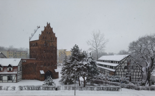 Na zdjęciu zaśnieżony Słupsk. Okolice Spichlerza i Młynu Zamkowego od strony ulicy.