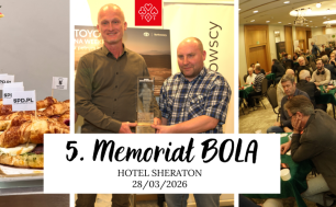 Plakat informacyjny z osobami które grają w brydża, trzymają statuetkę i tekstem zapowiadającym turniej wraz z datą wydarzenia