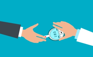 Na zdjęciu sprawdzanie glukometrem poziomu cukru