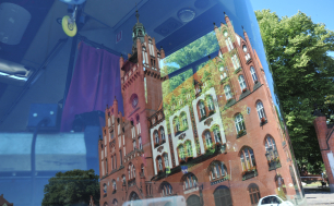 odbicie ratusza miejskiego w szybie autobusu
