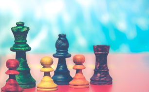 Na zdjęciu widać kilka figur szachowych w różnych, niestandardowych kolorach