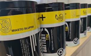 Zdjęcie promujące dzień baterii - puszki na zużyte baterie