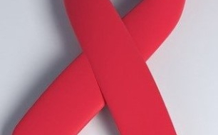 Na zdjęciu czerwona wstążka - symbol walki z rakiem