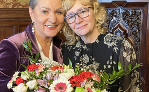 Pani Prezydent z Panią Staniuk trzymają bukiet kwiatów