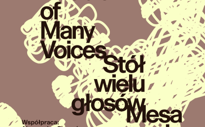 Plakat wydarzenia "Stół wielu głosów". Kolorystyka brązowo-żółta. Informacje o terminie wydarzenia oraz osób biorących udział - informacje zawarte w treści opisu.