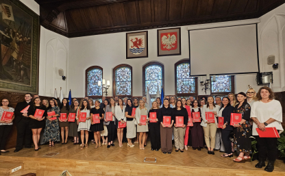 Wspólna fotografia nauczycieli odbierających akty mianowania