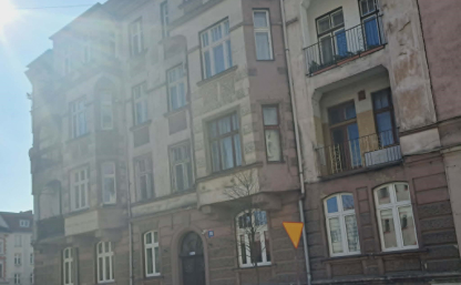 Zdjęcie przedstawia budynek w którym znajduje się lokal mieszklany na sprzedaż