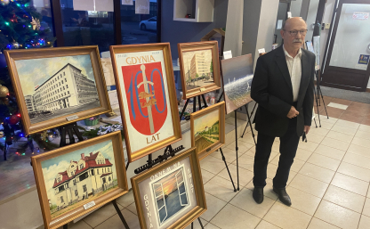 Zdjęcie poglądowe od Organizatorów - komisarza wystawy ze Stowarzyszenia Marynistów Polskich - kilka obrazów i osoba prezentująca je na sztalugach