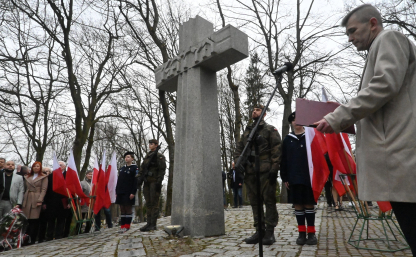 Krzyż Katyński na Starym Cmentarzu, uczestnicy uroczystości upamiętniających Ofiary - zdjęcie z poprzedniego roku.