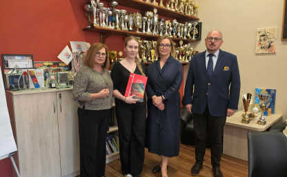 Wiceprezydent Miasta Słupska Beata Chrzanowska, Dyrektor Wydziału Edukacji Anna Sadlak, Dyrektor II LO Mariusz Domański oraz laureatka Lena Kurlapska