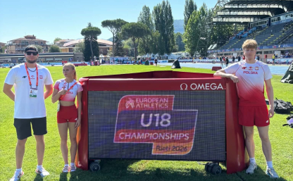 Trójka reprezentantów AML w Rieti. od lewej trener Diak, Gondek i Pytlik. Stoją na płycie boiska obok tablicy z wynikami. Mają biało-czerwone stroje.