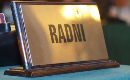 tabliczka z napisem RADNI