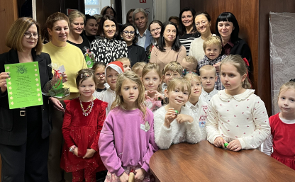 Wspólne zdjęcie przedszkolaków, dyrektorki i nauczycielek z Przedszkola Miejskiego Nr 1 w Słupsku z pracownikami Wydziału Edukacji