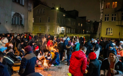 zdjęcie ludzi biorących udział w wydarzeniu