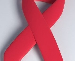 Na zdjęciu czerwona wstążka - symbol walki z rakiem