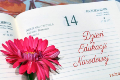 Kartka z kalendarza z napisem 14 Dzień Edukacji Narodowej a na środku różowy kwiatek