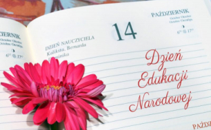 Kartka z kalendarza z napisem 14 Dzień Edukacji Narodowej a na środku różowy kwiatek