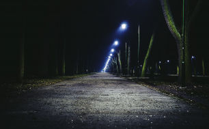 Ulica nocą, lampy uliczne są zapalone. Obraz tookapic z Pixabay.com