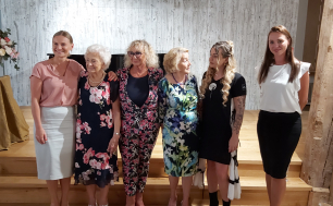 Na zdjęciu widzimy 6 kobiet, Wiceprezydentkę Słupska, Laureatkę w Kategorii Zwyczajny -Niezwyczajny Senior, radną Sejmiku Wojewódzkiego, Marianne Borawską z nagrodą Specjalną, przedstawicielkę Fundacji Pregresja i Wicedyrektorke MOPR, lauretkę w kategorii Pracodawca Przyjazny Seniorom