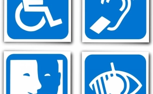 4 białe znaki na niebieskim tle przedstawiające rodzaje niepełnosprawności: ruchową, słuchu lub mowy, wzroku oraz intelektualną