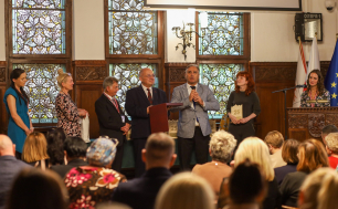 zdjęcie zrobione w sali Urzędu Miejskiego w Słupsku na pierwszym planie goście zaproszeni na uroczysty jubileusz z okazji 25-lecia Warsztatu Terapii Zajęciowej Polskiego Związku Niewidomych