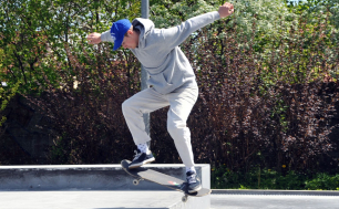 Zawodnik na deskorolce na skateparku przy ul. Małcużyńskiego