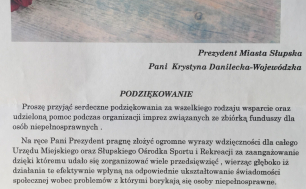 Na zdjęciu widzimy podziękowanie od Pana Jakuba Chmielowca dla Pani Prezydent - treść opisana w artykule. W lewym , górnym rogu - bukiet róż.