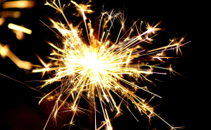 Widok palących się zimnych ogni