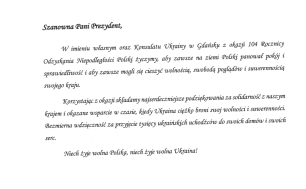 Na zdjęciu widzimy list od Konsula Ukrainy w Gdańsku- podpisał Oleksandr Plodystyi - list kierowany do Prezydentki Miasta Słupska zawierający życzenia z okazji 104 rocznicy odzyskania przez Polskę niepodległości. Konsul składa życzenia pokoju, sprawiedliwości, wolności i tego by Polska mogła zawsze cieszyć się suwerennością i możliwością swobodnego wyrażania poglądów.  Konsul dziękuje też za pomoc Obywatelom Ukrainy jaką Polska okazała w obliczu agresji rosyjskiej na kraj  ukraiński.