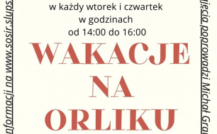 Na zdjęciu widzimy plakat z informacjami, że w każdy wtorek i czwartek od 14.00 do 16.00 będą się odbywać bezpłatne zajęcia dla dzieci na orliku przy ul. Wiatracznej