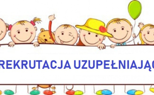 uśmiechnięte dzieci trzymające napis rekrutacja uzupełniająca