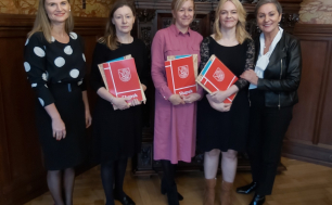 Na zdjęciu widzimy 5 kobiet - Finalistki  konkursu oraz Prezydentka i Wiceprezydentka Słupska; Finalistki trzymają teczki prezydenckie z listami gratulacyjnymi