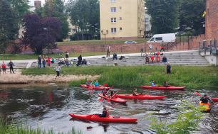 Uczniowie słupskich liceów w kajakach na miejscu startu.