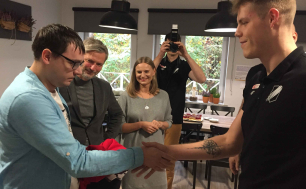 Na zdjęciu widzimy Marcina, któremu gratuluje zawodnik Czarnych ściskając dłoń, w tle widzimy Wiceprezydentkę, Managera medialnego Czarnych oraz Pełnomocnika ds.Sportu