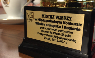 Na zdjęciu widzimy fragment pucharu z napisem MISTRZ WIEDZY W MIĘDZYSZKOLNYM KONKURSIE WIEDZY O SŁUPSKU I REGIONIE pod honorowym patronatem Prezydenta Miasta Słuska Krystyny Danileckiej-Wojewódzkiej Prezydentki MIasta Słupska